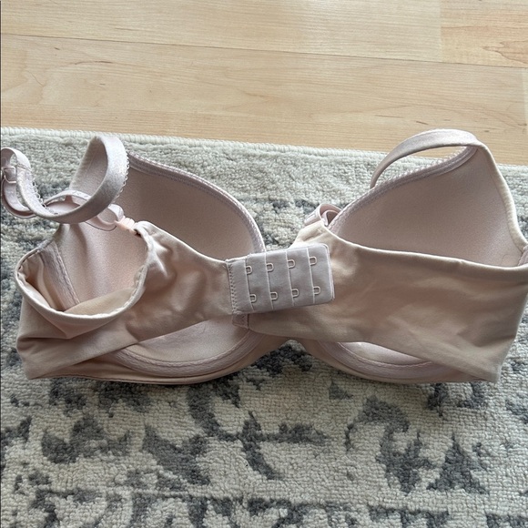 Victoria's Secret Soft Pink Bra - Picture 7 of 9